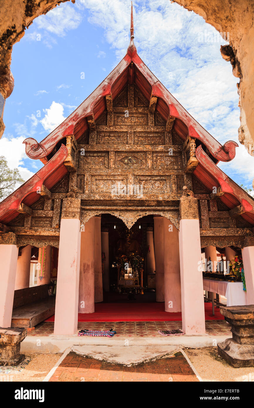 Antica viharn di stile Lanna tempio con la bellissima carving decorazione sulla facciata Foto Stock