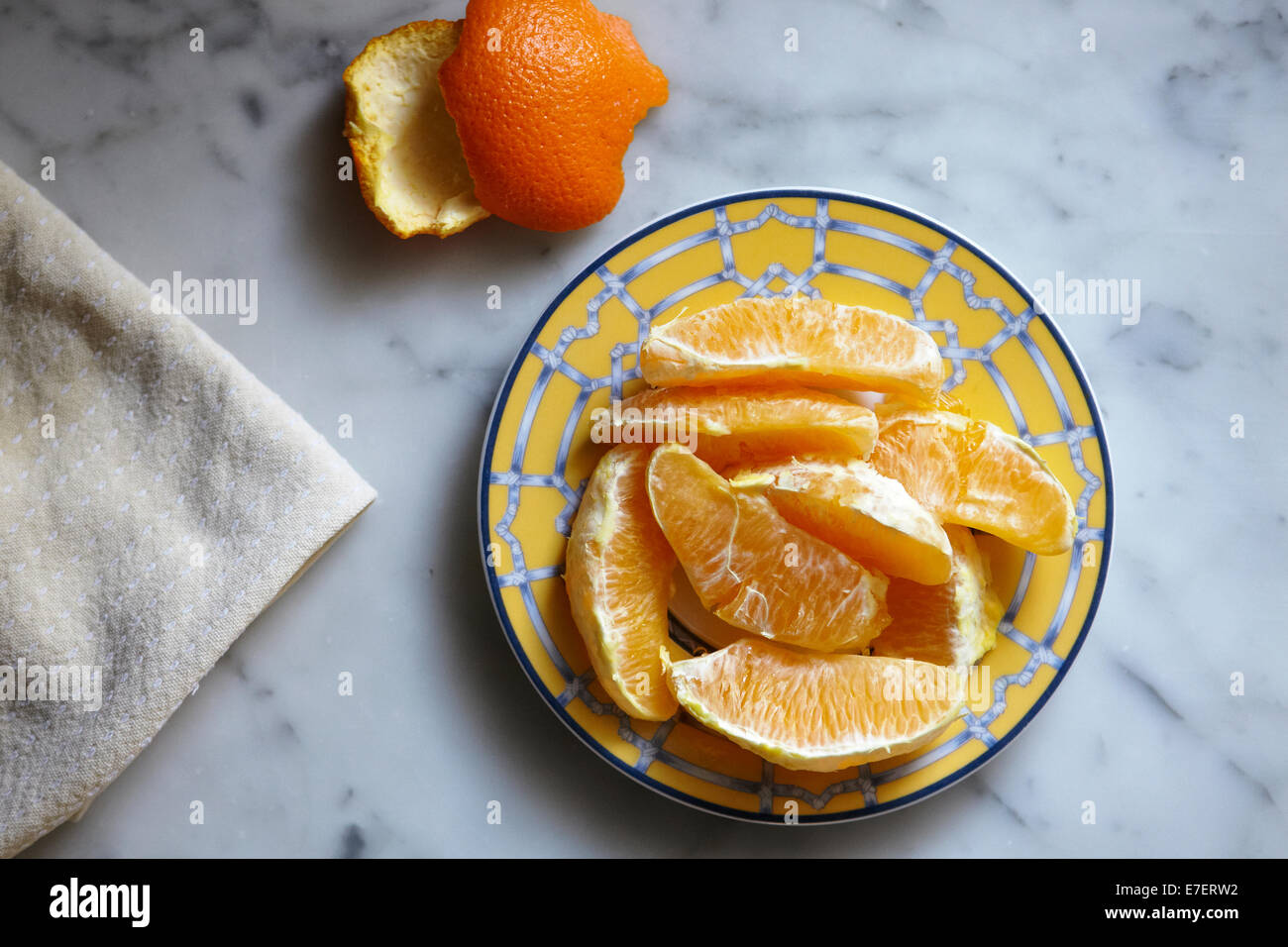 Orange, sbucciato e suddivisi in segmenti Foto Stock