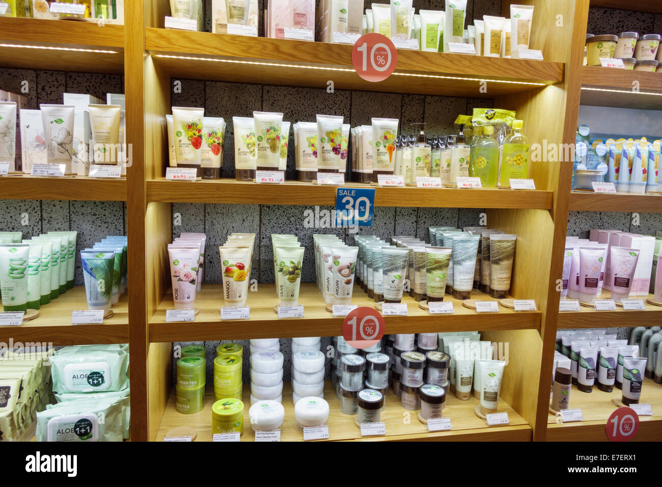 Honolulu Waikiki Beach Hawaii,Hawaiian,Oahu,Kalakaua Avenue,shopping shopper shopping shopping negozi mercati di mercato di acquisto di vendita, negozio al dettaglio stor Foto Stock