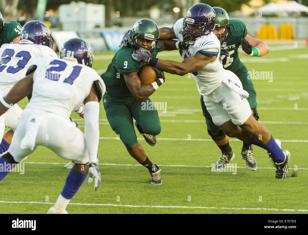 Sett. 13, 2014 - Sacramento, CA, Stati Uniti d'America - stato di Sacramento calabroni calciatore De'Jon Coleman (9), viene affrontato durante una corsa gioco durante il secondo trimestre come il Sacramento membro calabroni ospiterà il Weber membro Wildcats a Hornet Stadium, sabato 13 settembre, 2014..Brian Baer/speciale per la Bee (credito Immagine: © Brian Baer/Sacramento Bee/ZUMA filo) Foto Stock
