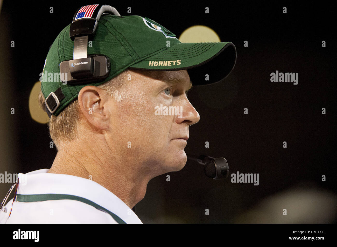 Sett. 13, 2014 - Sacramento, CA, Stati Uniti d'America - stato di Sacramento calabroni head coach Jody Sears si affaccia su momenti prima di vincere il gioco 42-31 oltre il Weber membro Wildcats a Hornet Stadium, sabato 13 settembre, 2014..Brian Baer/speciale per la Bee (credito Immagine: © Brian Baer/Sacramento Bee/ZUMA filo) Foto Stock