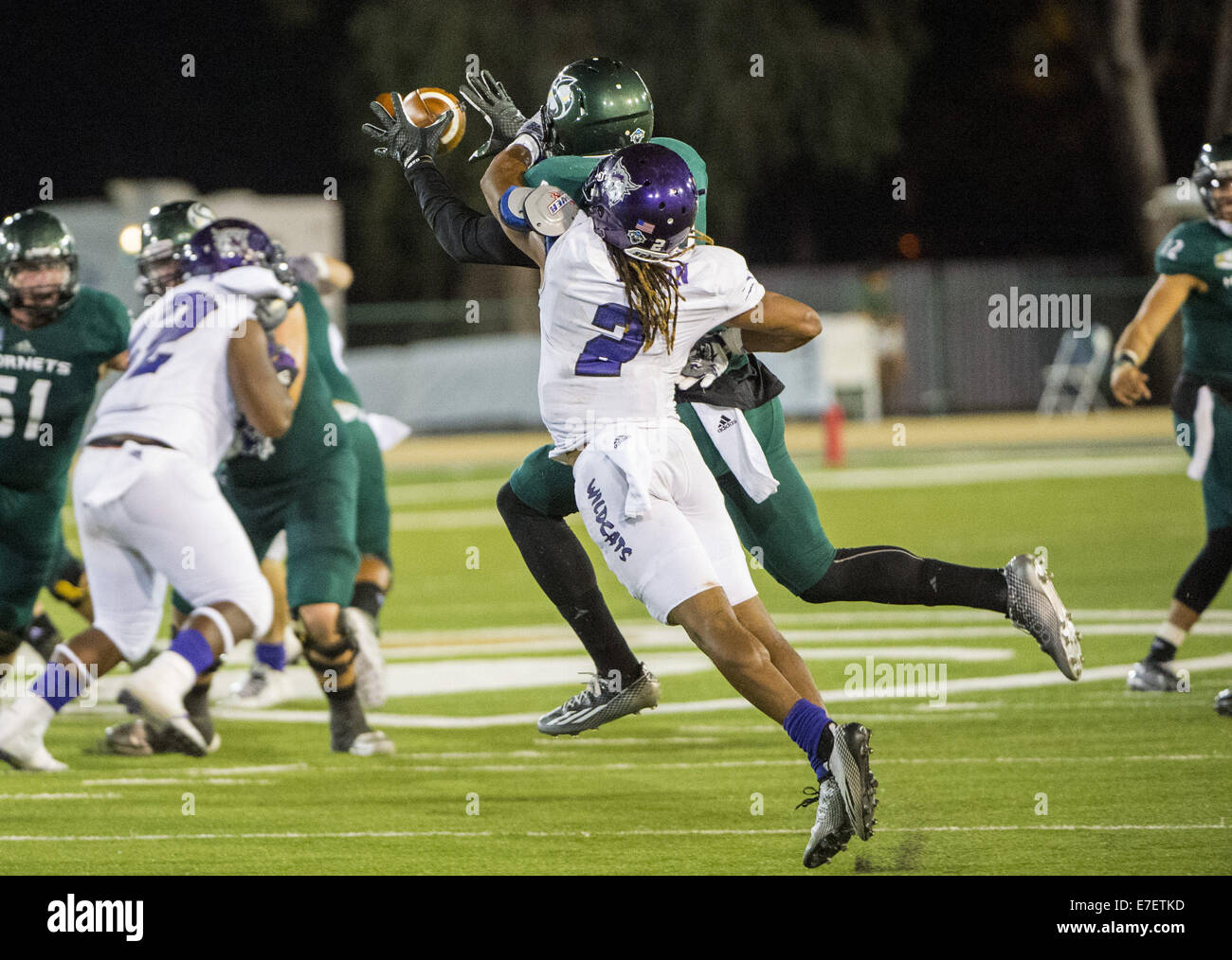 Sett. 13, 2014 - Sacramento, CA, Stati Uniti d'America - stato di Sacramento calabroni giocatore di football, Dominic Coulter (8), afferra la palla come egli è difeso da Weber stato calcio Wildcats player, Cordero Dixon (2), durante il quarto trimestre come il Sacramento membro calabroni ospiterà il Weber membro Wildcats a Hornet Stadium, sabato 13 settembre, 2014. Stato Sac ha vinto il gioco 42-31..Brian Baer/speciale per la Bee (credito Immagine: © Brian Baer/Sacramento Bee/ZUMA filo) Foto Stock