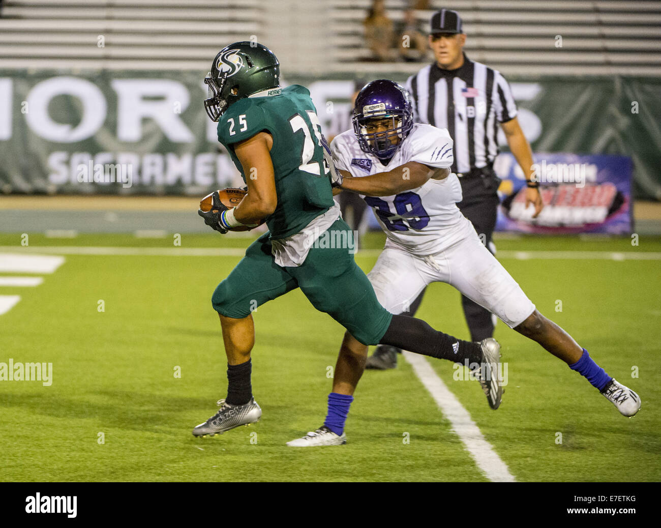Sett. 13, 2014 - Sacramento, CA, Stati Uniti d'America - Weber Wildcats Stato calciatore Deon'tae Firenze (29), difende come Sacramento membro calabroni giocatore di football, Giordania Robinson (25), scorre con la sfera per un touchdown rendendo il cliente 36-24 dopo il mancato punto extra tentativo come il Sacramento membro calabroni ospiterà il Weber membro Wildcats a Hornet Stadium, sabato 13 settembre, 2014. Stato Sac ha vinto il gioco 42-31..Brian Baer/speciale per la Bee (credito Immagine: © Brian Baer/Sacramento Bee/ZUMA filo) Foto Stock
