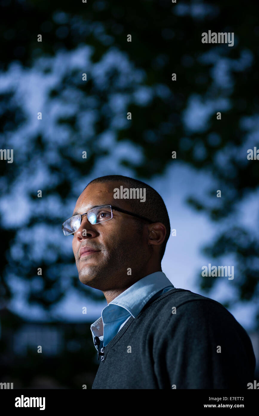 Inglese ex calciatore professionista Clarke Carlisle appare in Edinburgh International Book Festival. Foto Stock