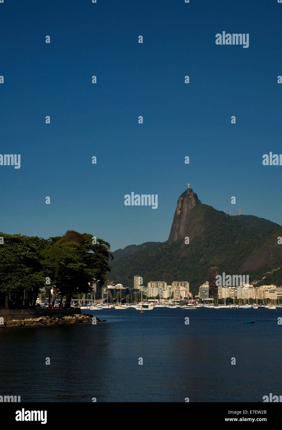 Vista del Cristo redentore da urca a Rio de Janeiro in Brasile Foto Stock