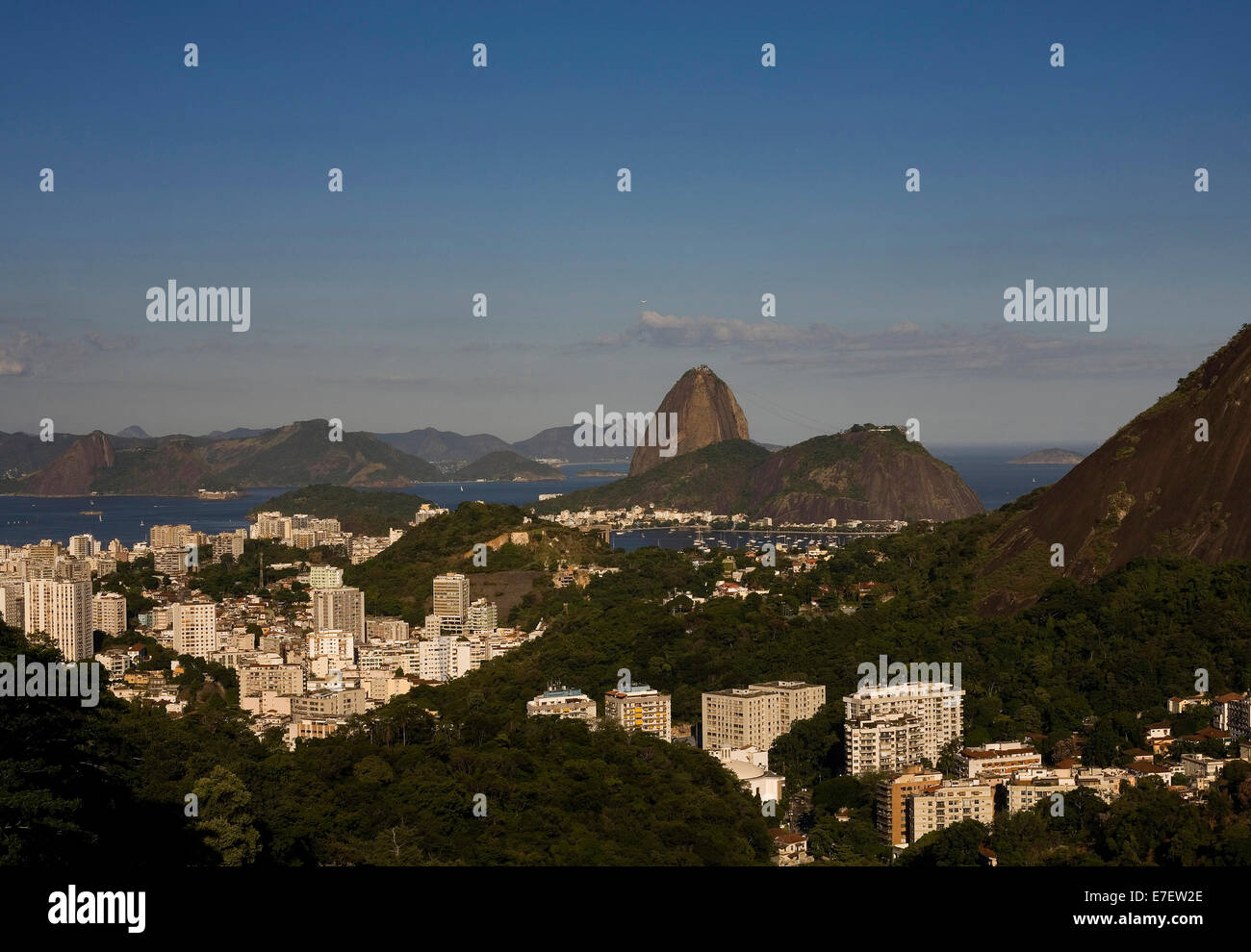 Vista del pan di zucchero e gli edifici della città di Rio de Janeiro in Brasile Foto Stock