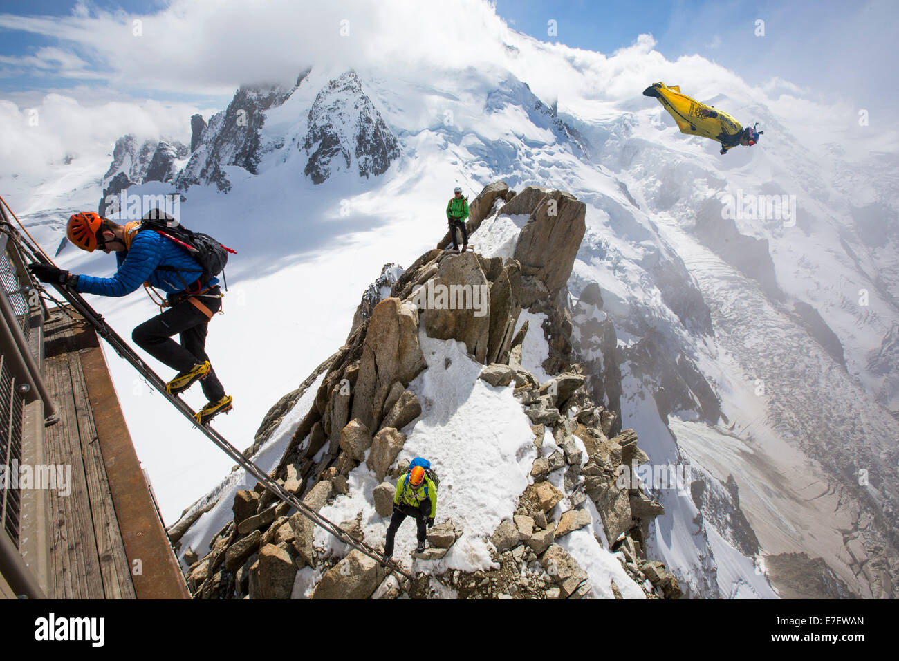 Mont Blanc dall'Aiguille du Midi al di sopra di Chamonix, Francia, con gli alpinisti sul Cosmétiques Arete, salendo la scala per accedere Foto Stock