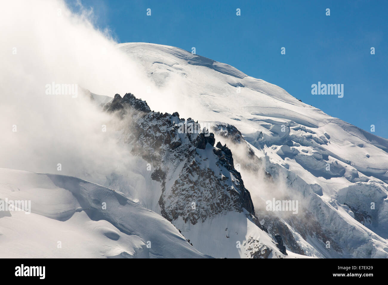 Mont Blanc summit dall'Aiguille du Midi, Francia, con gli alpinisti appena visibile sul vertice. Foto Stock