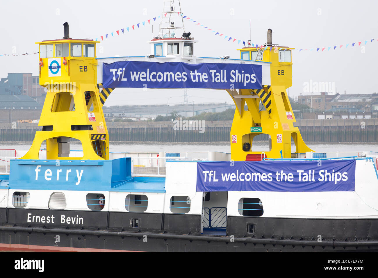 Woolwich traghetto gratuito durante la Tall Ships Festival sul fiume Tamigi in Royal Greenwich e Woolwich, Londra durante il mese di settembre 2014 Foto Stock