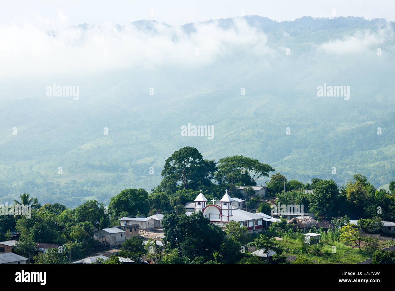 La chiesa nella città di montagna di San Miguel, Chiapas, Messico. Foto Stock