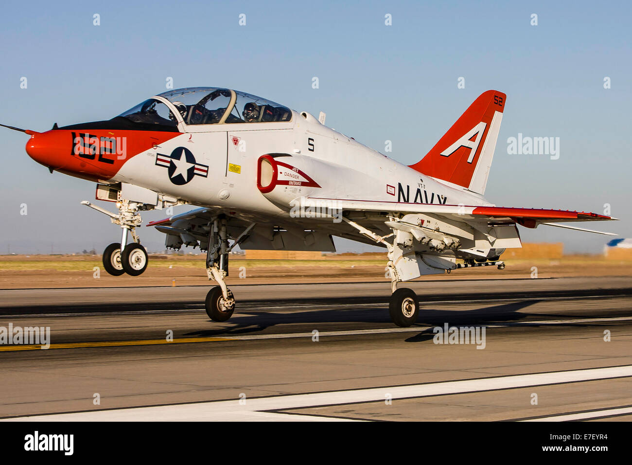 Un U.S. Navy T-45 Astore decollare come pratiche it vettore di campo gli sbarchi a Naval Air Station El Centro in California. Foto Stock