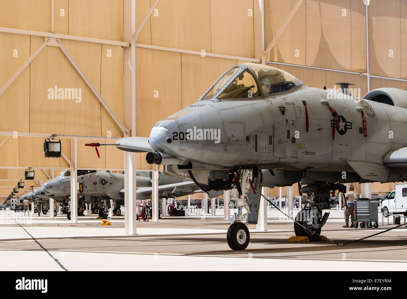 Stati Uniti Air Force A-10 Thunderbolt II aeromobili sedervi al sole shelters a Davis-Monthan Air Force Base in Arizona. Foto Stock