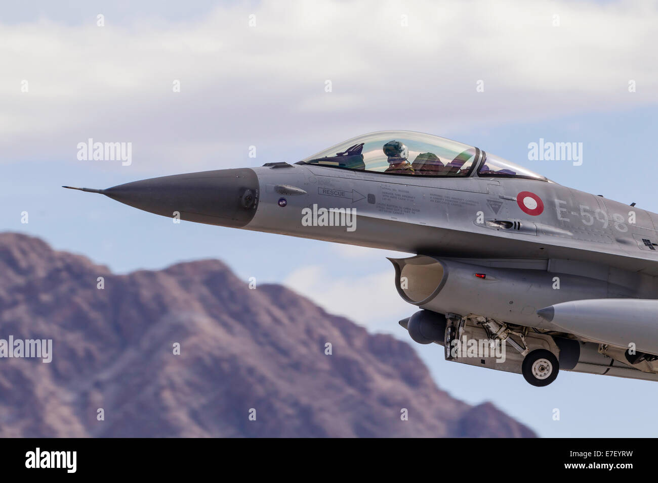 Il pilota della Royal Air Force danese F-16AM Fighting Falcon ripulisce gli aeromobili in fase di decollo da Nellis Air Force Base, Nevad Foto Stock