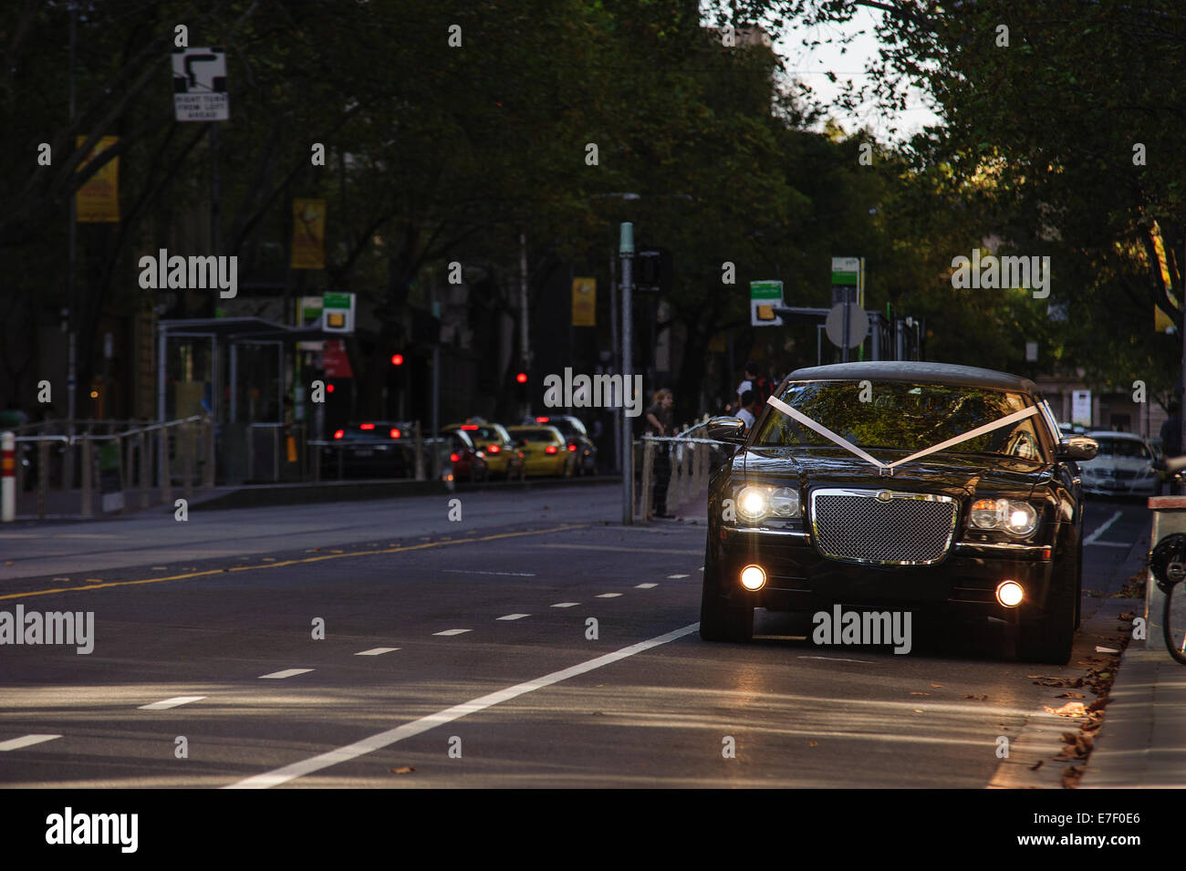 Una limousine in Collins Street, nel centro di Melbourne, Australia. Foto Stock
