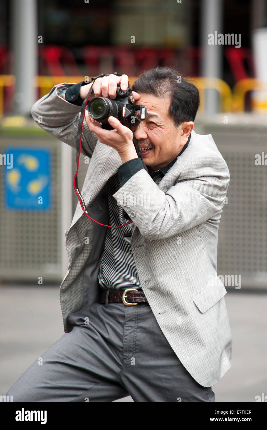 Un turista scattare fotografie nel centro di Melbourne in Australia Foto Stock