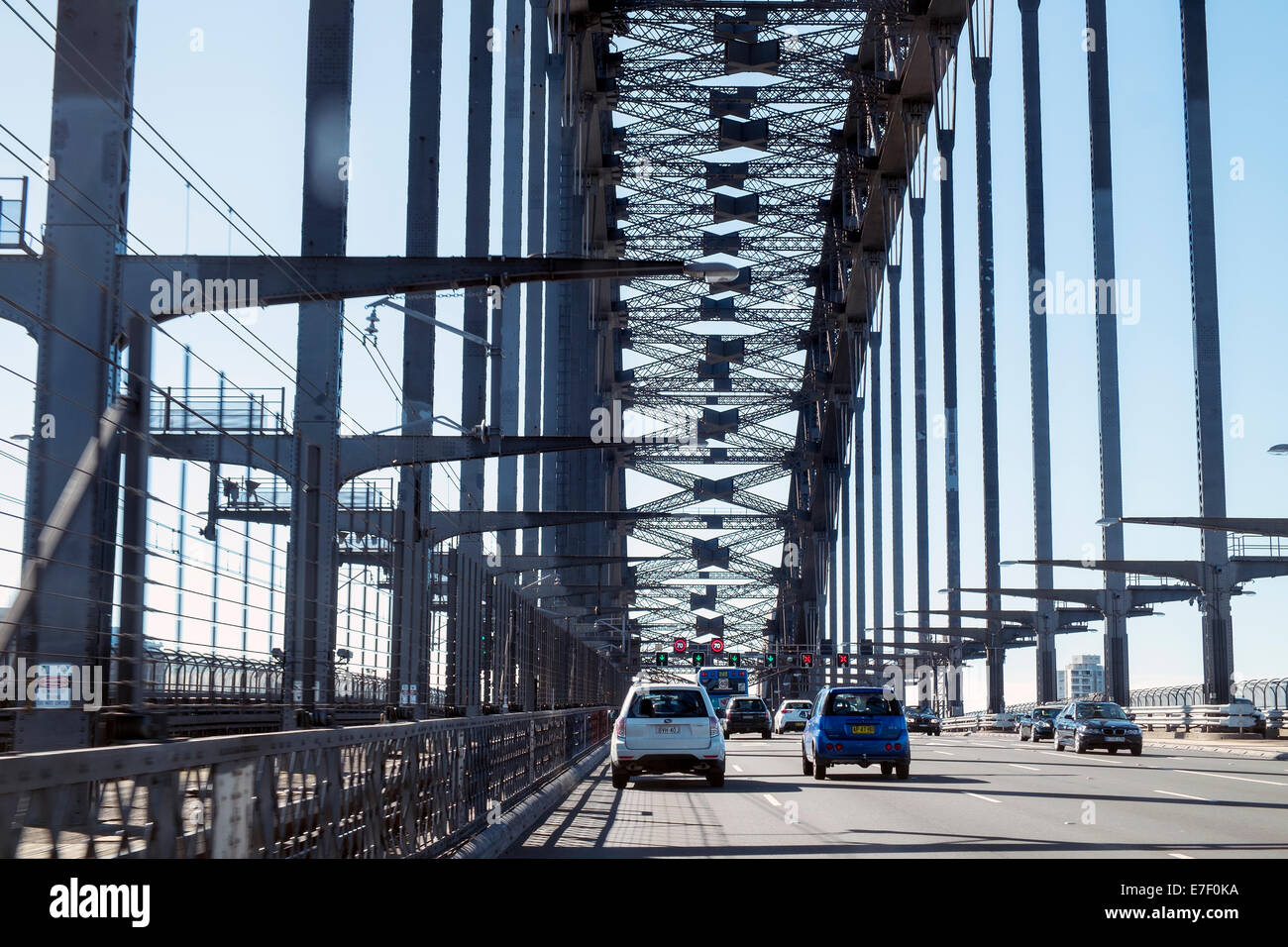 Il traffico che attraversa l'iconica Sydney Harbour Bridge. Foto Stock