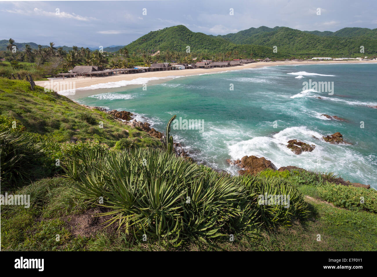 Spiaggia e palapas di Maruata, Michoacan, Messico. Foto Stock