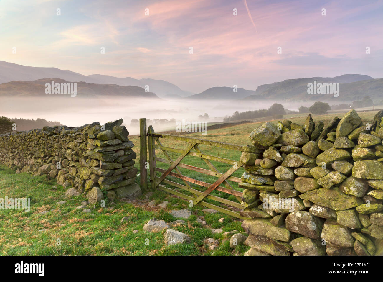Alba a Castlerigg Stone Circle e di San Giovanni in Valle, Keswick, Cumbria, Inghilterra Foto Stock