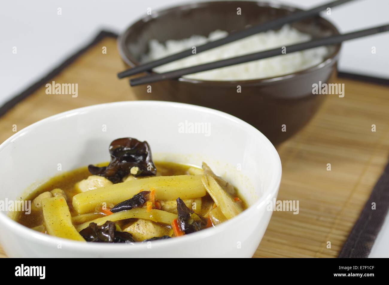 Il bastone e il riso su sfondo di mat Foto Stock