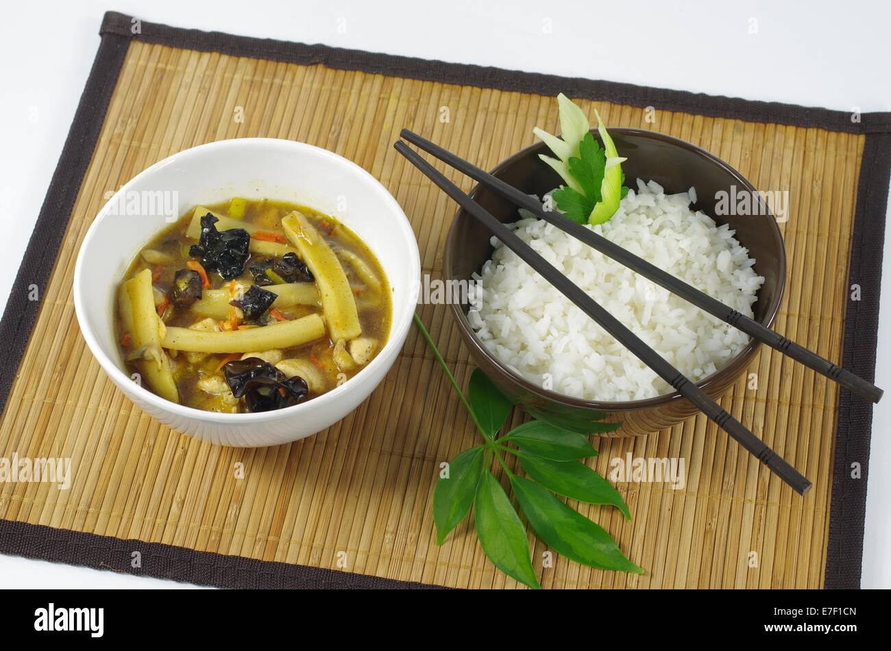 Il bastone e il riso su sfondo di mat Foto Stock