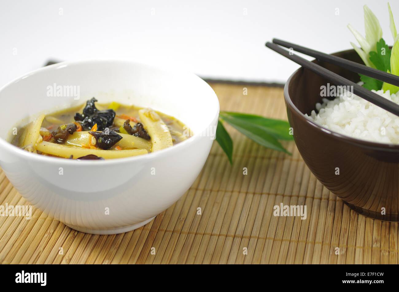 Il bastone e il riso su sfondo di mat Foto Stock