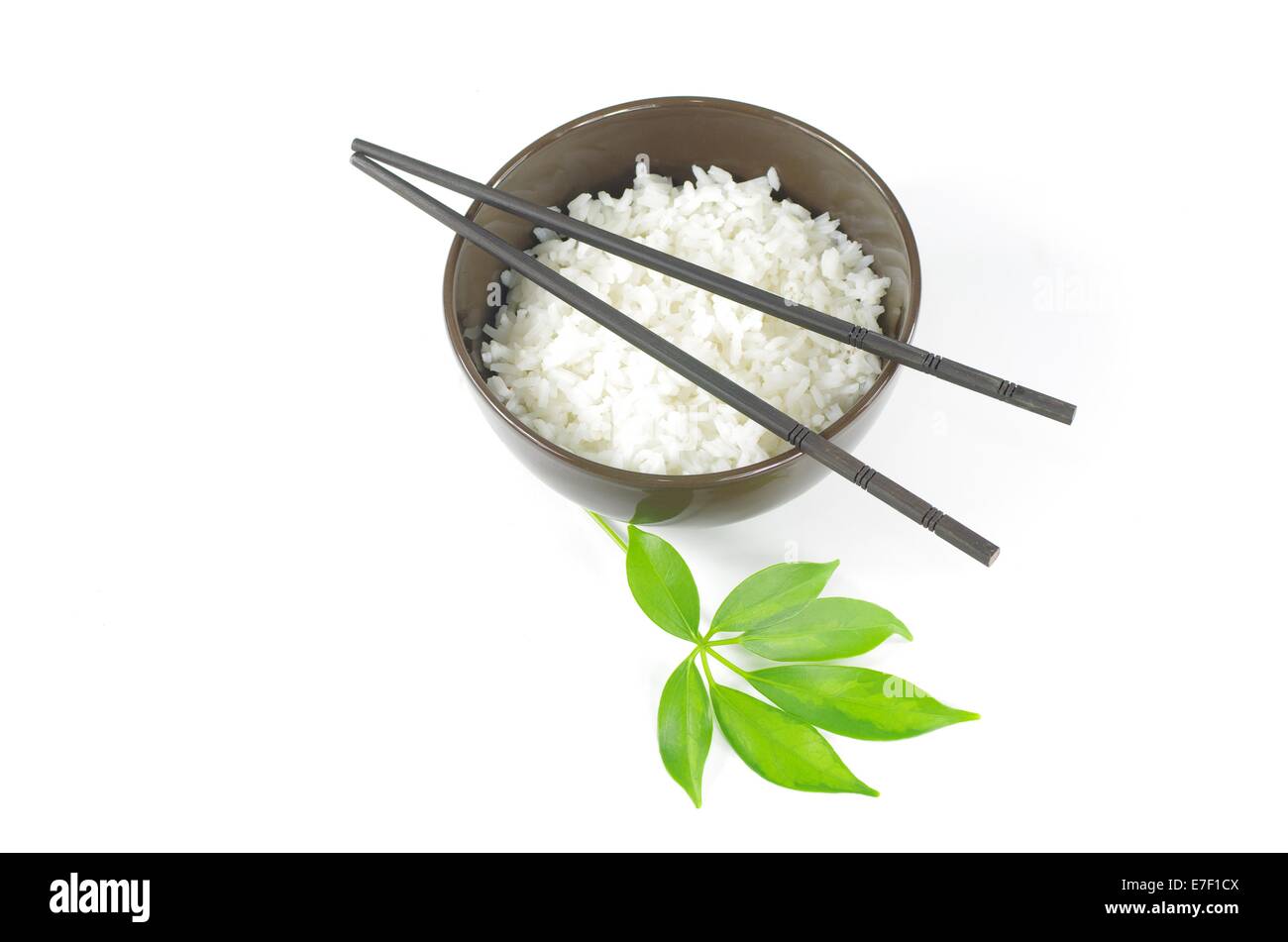 Il bastone e il riso nel recipiente su sfondo bianco Foto Stock