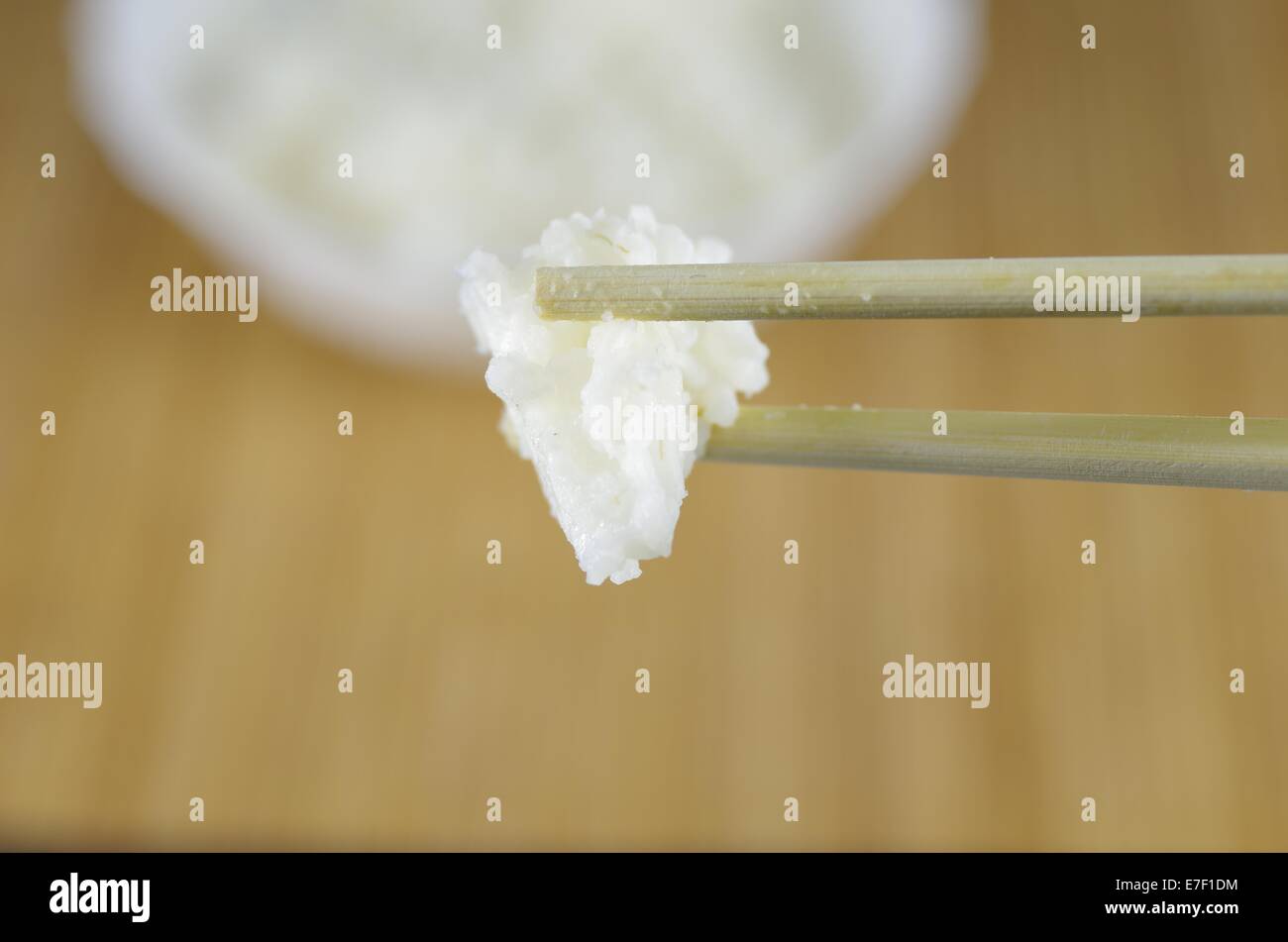 Il bastone e il riso su sfondo di mat Foto Stock