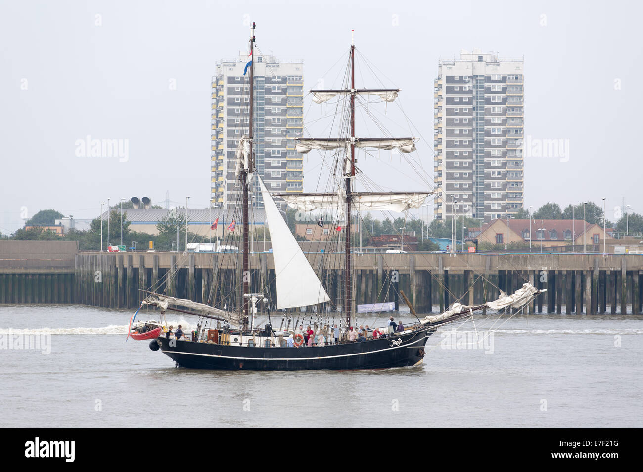 Pressione atmosferica colpo di Tall Ships Festival sul fiume Tamigi in Royal Greenwich e Woolwich, Londra durante il mese di settembre 2014. Foto Stock