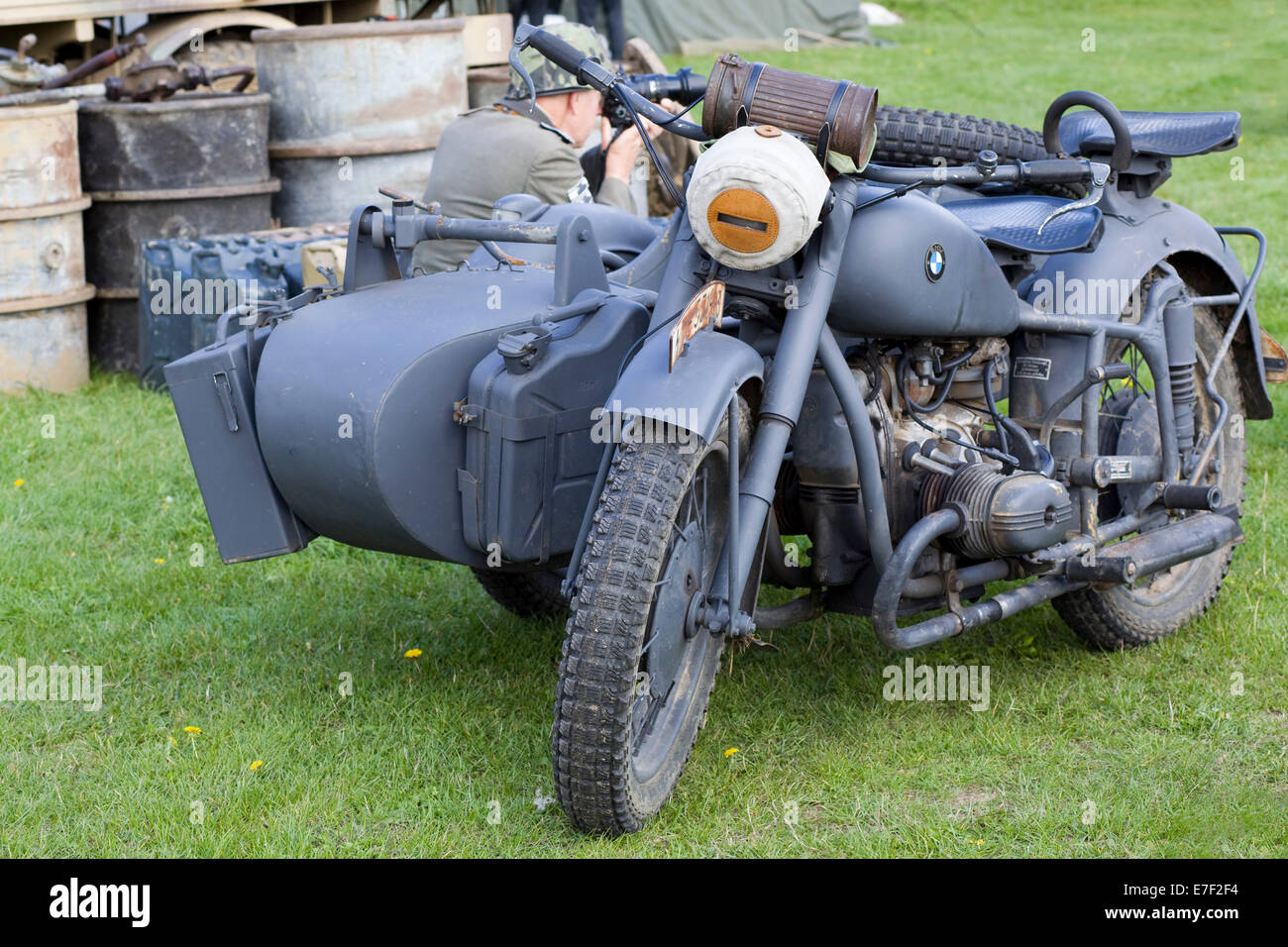 Uomo di scattare una foto vicino a un grigio canna di fucile tedesco della BMW Moto sul display Foto Stock