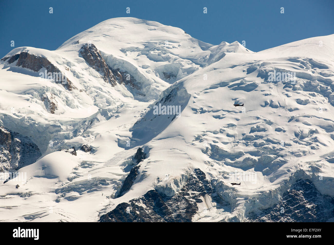 Mont Blanc e il Ghiacciaio Bossons dall'Aiguille Rouge, Francia, con piacere di due piani di volo. Foto Stock