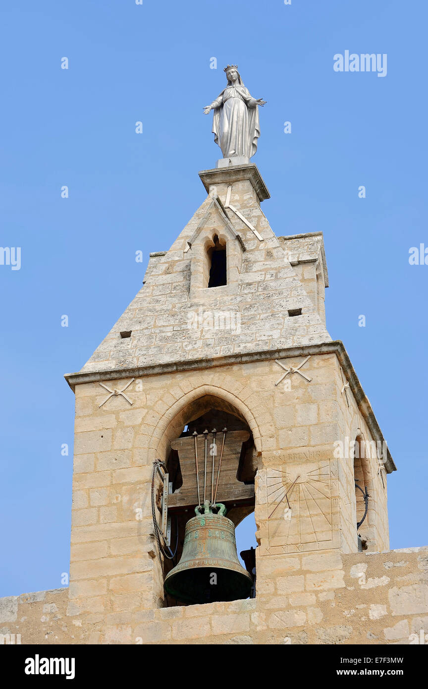 Il campanile della chiesa di Saint-Andiol, Bouches-du-Rhone, Provence-Alpes-Côte d'Azur, in Francia meridionale, Francia Foto Stock