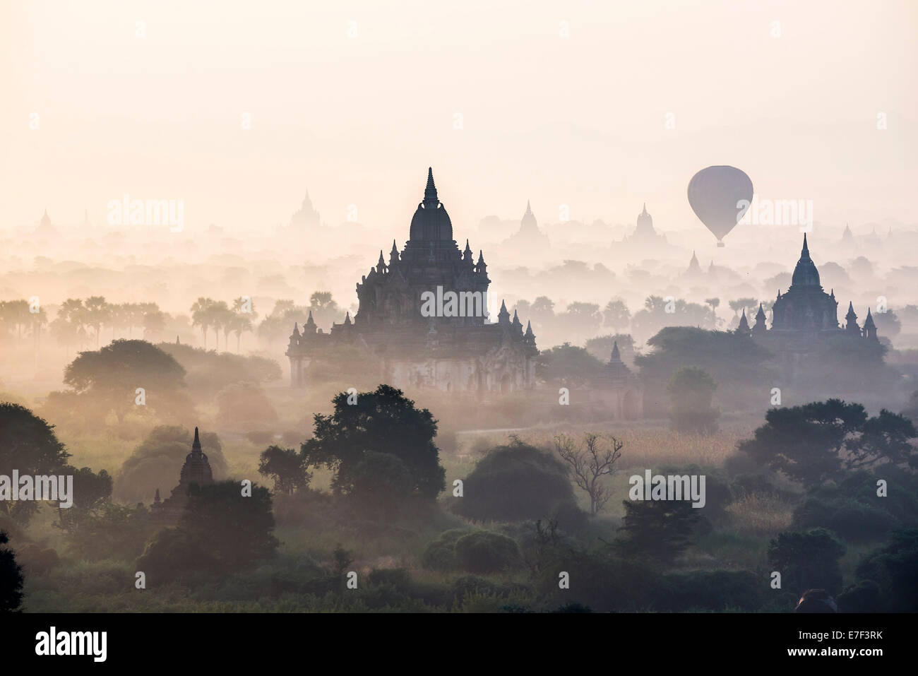 Pallone aerostatico sul paesaggio nella nebbia mattutina, templi, gli stupa, pagode, tempio complesso, l'Altopiano di Bagan Foto Stock