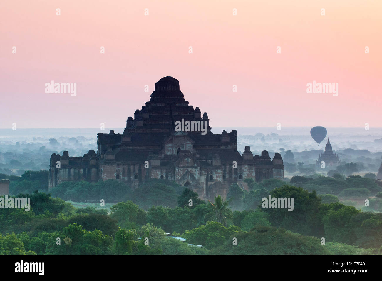 Tempio Dhammayangyi, stupa, pagoda, tempio complesso, nella nebbia mattutina, mongolfiera, altopiano di Bagan, Divisione Mandalay Foto Stock