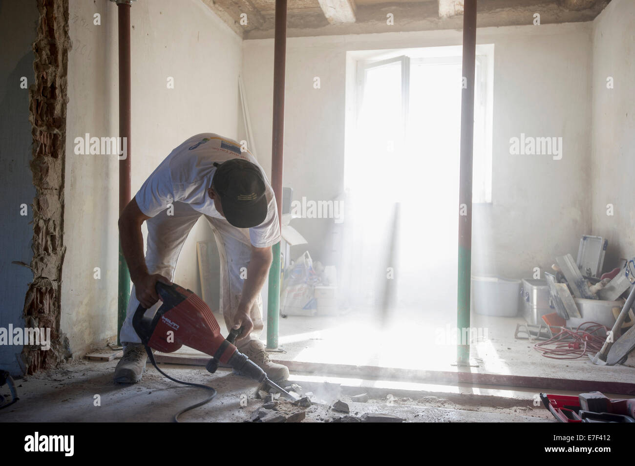Artigiano durante la sostanziale ristrutturazione di un edificio Foto Stock