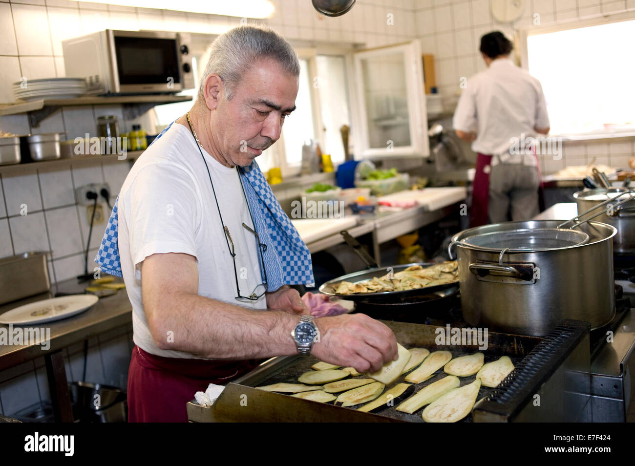 Lo Chef tostatura di melanzane per un piatto di antipasti, ristorante italiano, ristorante, Monaco di Baviera, Baviera, Baviera, Germania Foto Stock