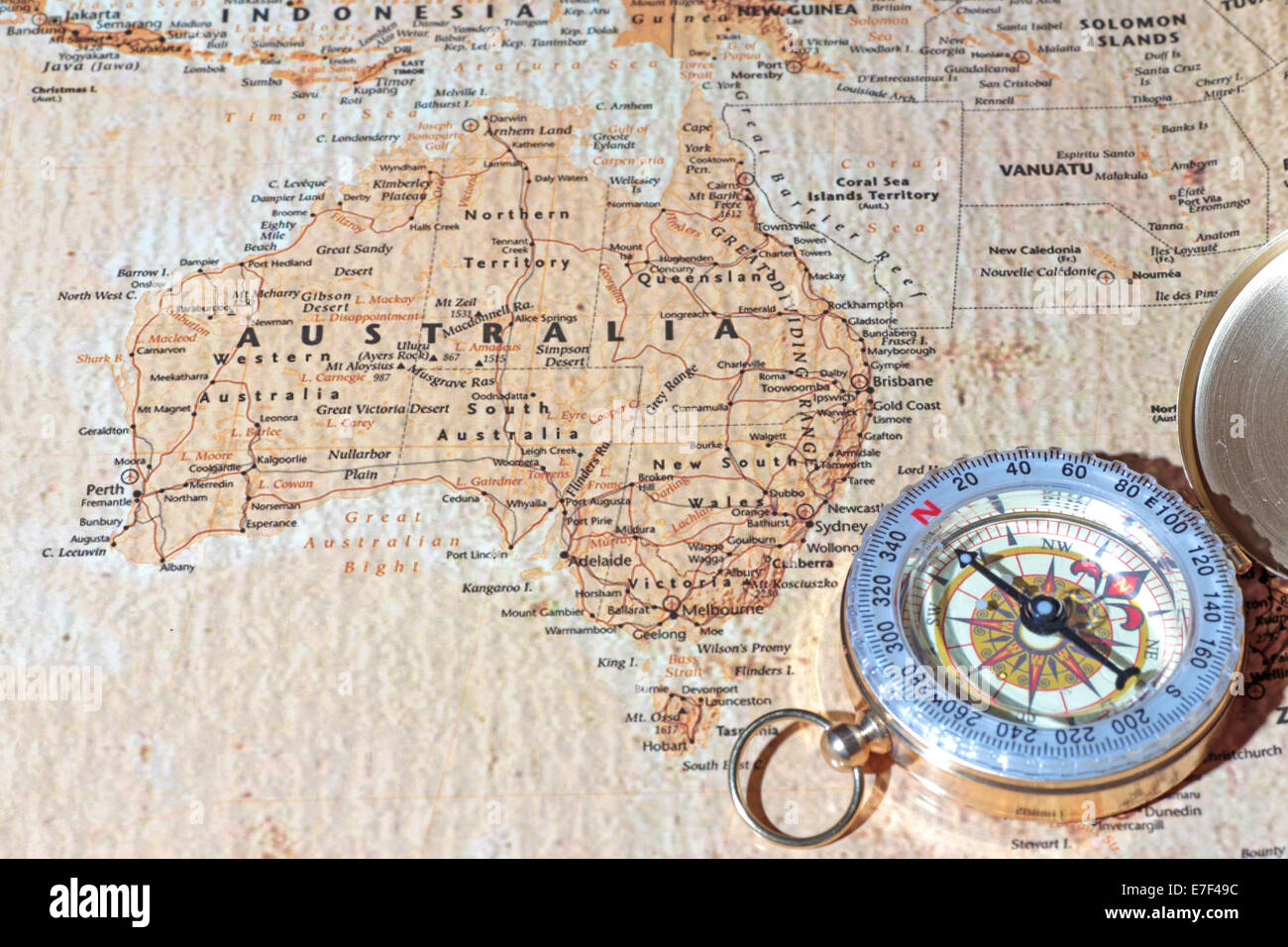 Bussola su una mappa indicando l'Australia, la pianificazione di una destinazione di viaggio Foto Stock