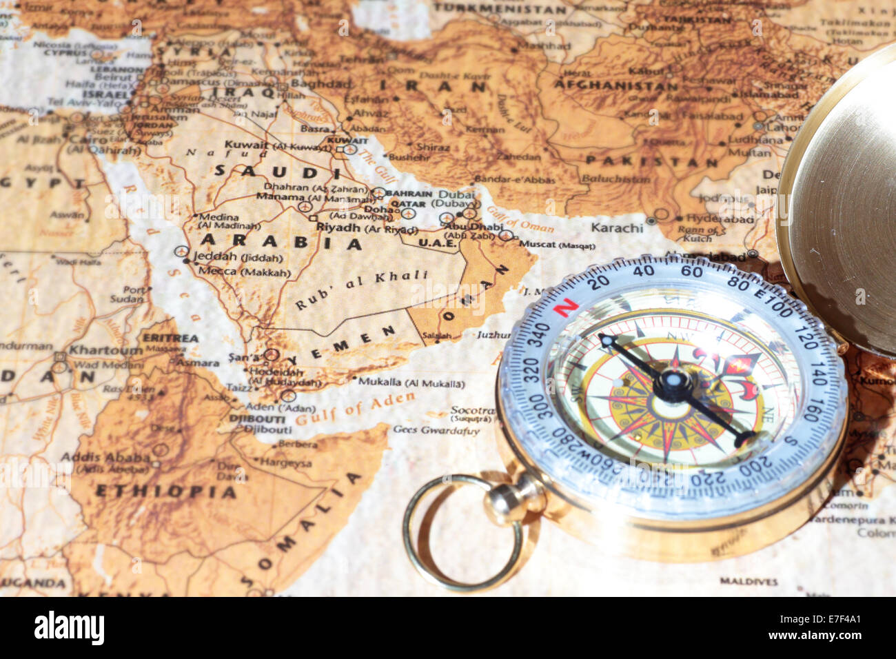 Bussola su una mappa indicando l'Arabia Saudita, la pianificazione di una destinazione di viaggio Foto Stock