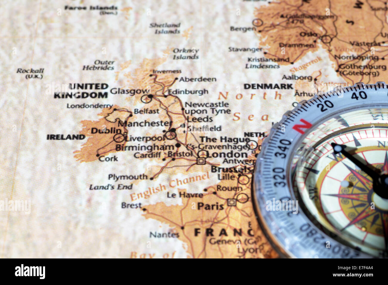 Bussola su una mappa rivolta al Regno Unito e Irlanda, la pianificazione di una destinazione di viaggio Foto Stock
