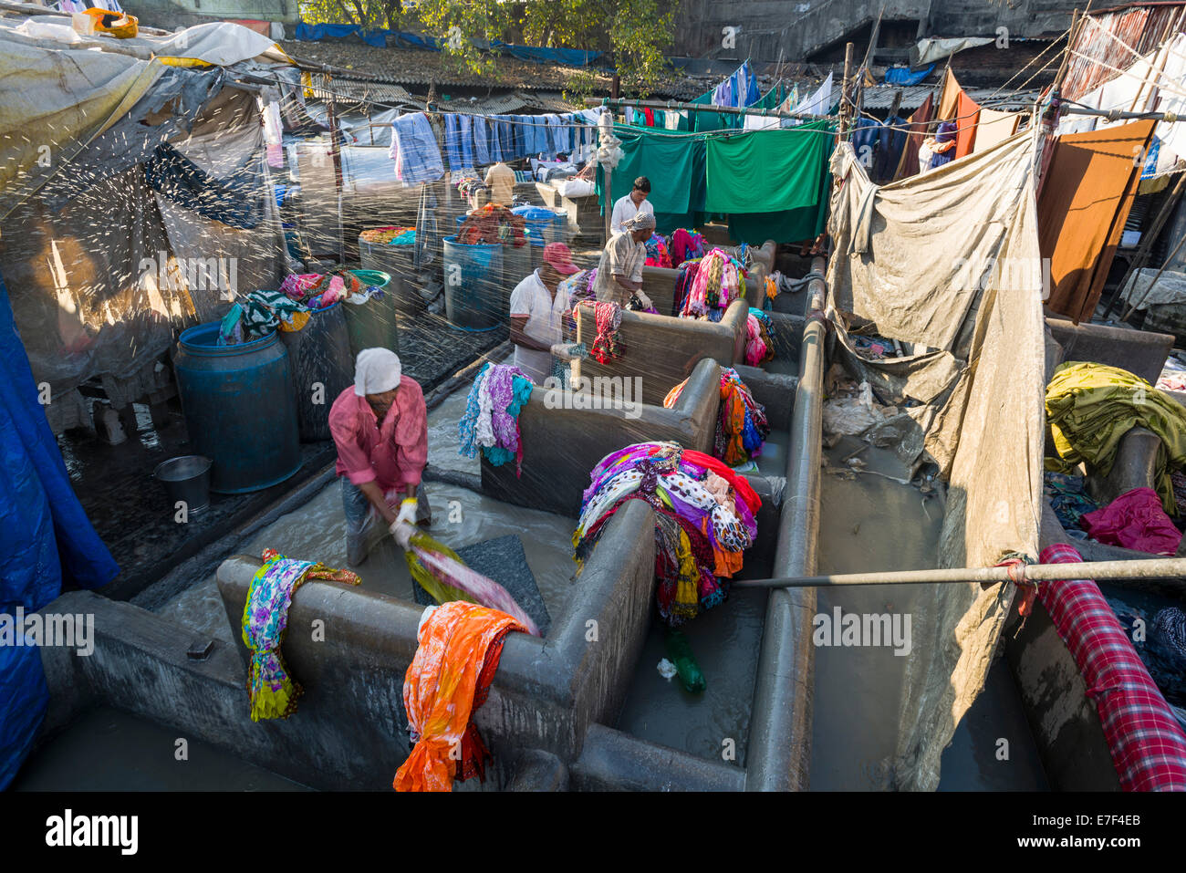 Gli operai sono il lavaggio della biancheria a Mahalaxmi Dhobi Ghat, servizio lavanderia distretto di Mumbai, Maharashtra, India Foto Stock