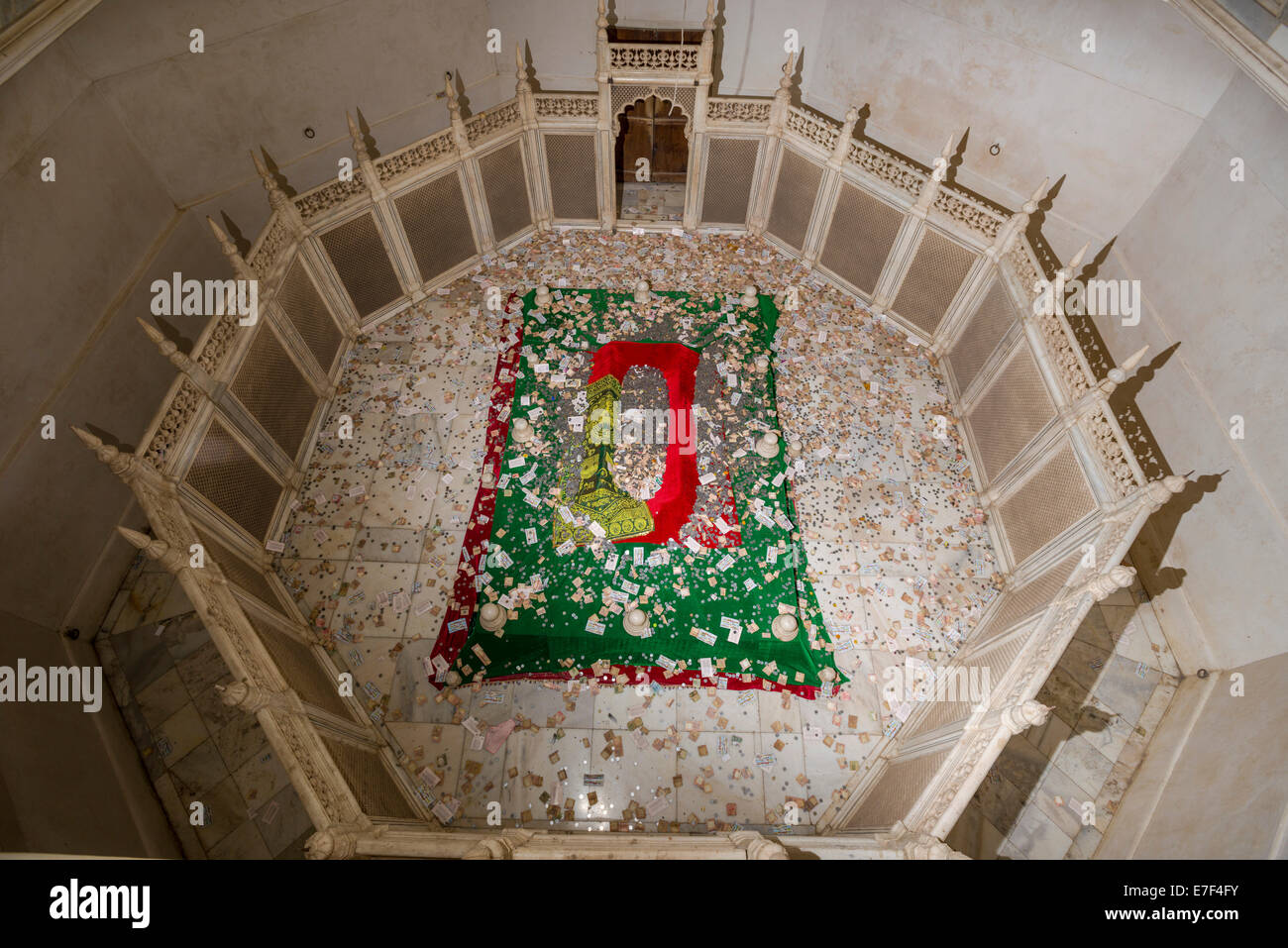 Sanctum con la tomba di Dilras Banu iniziata, all'interno di The Bibi Ka Maqbara, Aurangabad, Maharashtra, India Foto Stock