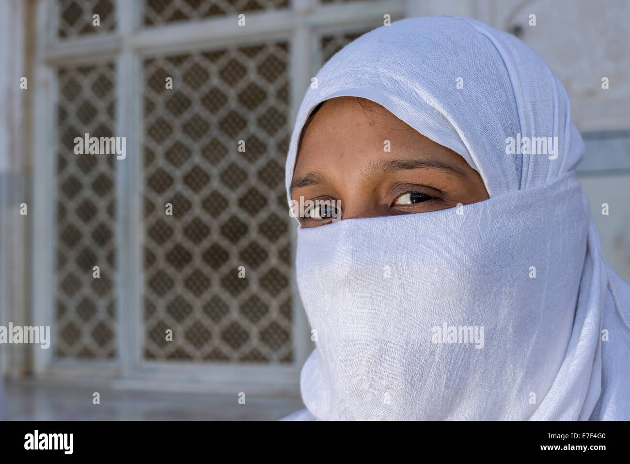 Un ritratto di una giovane donna musulmana velata visitando la Bibi Ka Maqbara, Aurangabad, Maharashtra, India Foto Stock