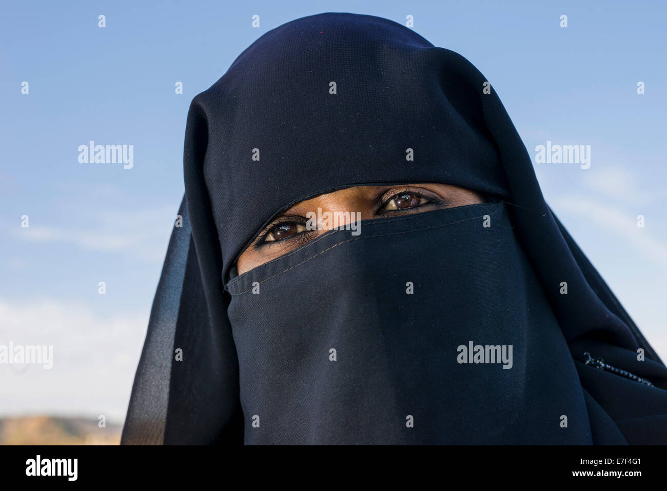 Un ritratto di una giovane donna musulmana velata visitando la Bibi Ka Maqbara, Aurangabad, Maharashtra, India Foto Stock