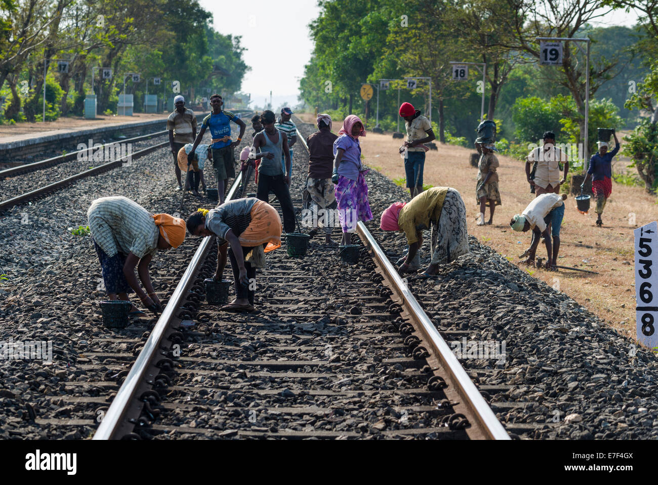 Gli operai sono il mantenimento di binari ferroviari, Gokarna, Karnataka, India Foto Stock