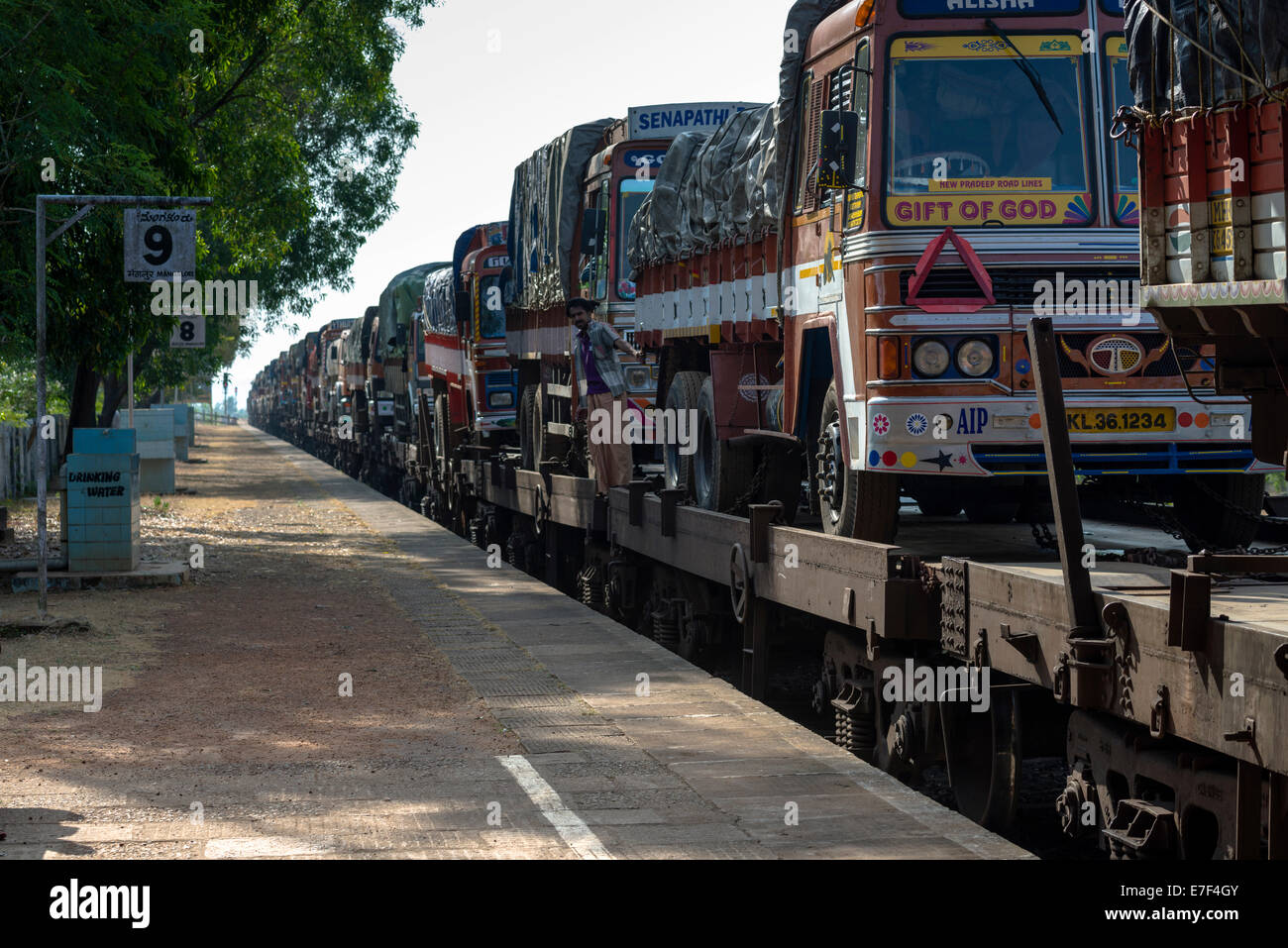 I carrelli trasportati sul treno, Gokarna, Karnataka, India Foto Stock
