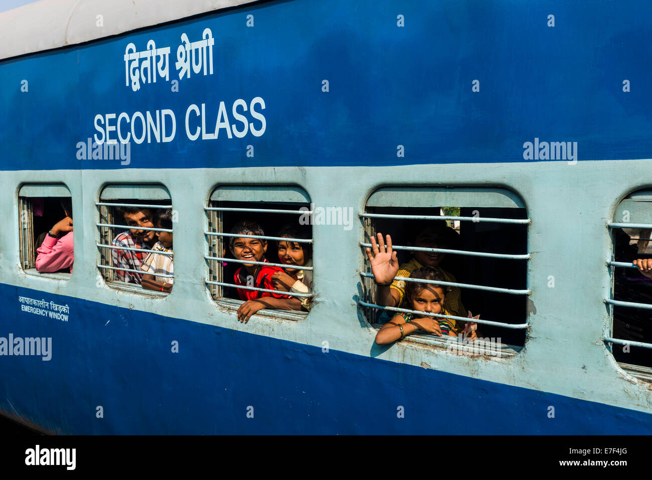 Seconda classe ferrovie indiane treno autobus, passeggeri guardando fuori delle finestre sbarrate, Bhavnagar, Gujarat, India Foto Stock