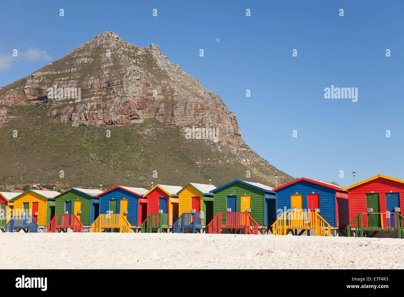 Spiaggia di colorate case in Muizenberg, Cape Town, Western Cape, Sud Africa Foto Stock