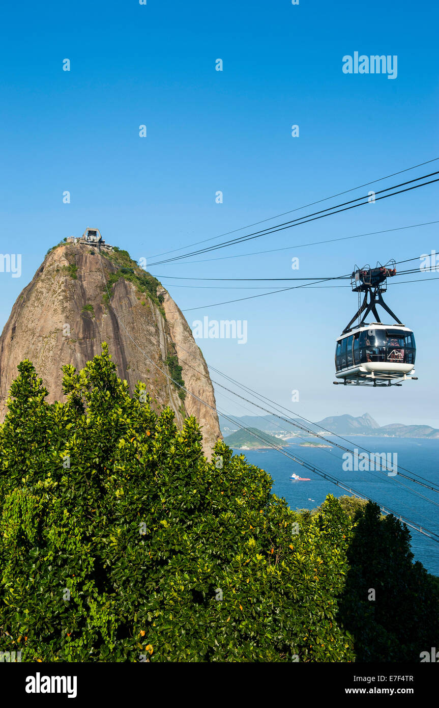La funivia che conduce fino a Sugarloaf Mountain o Pão de Açúcar, Rio de Janeiro, Brasile Foto Stock