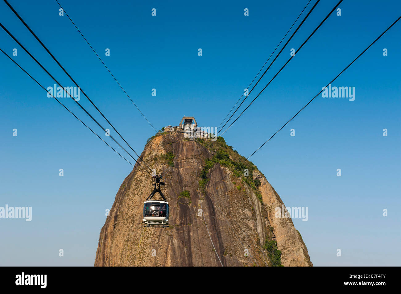 La funivia che conduce fino a Sugarloaf Mountain o Pão de Açúcar, Rio de Janeiro, Brasile Foto Stock