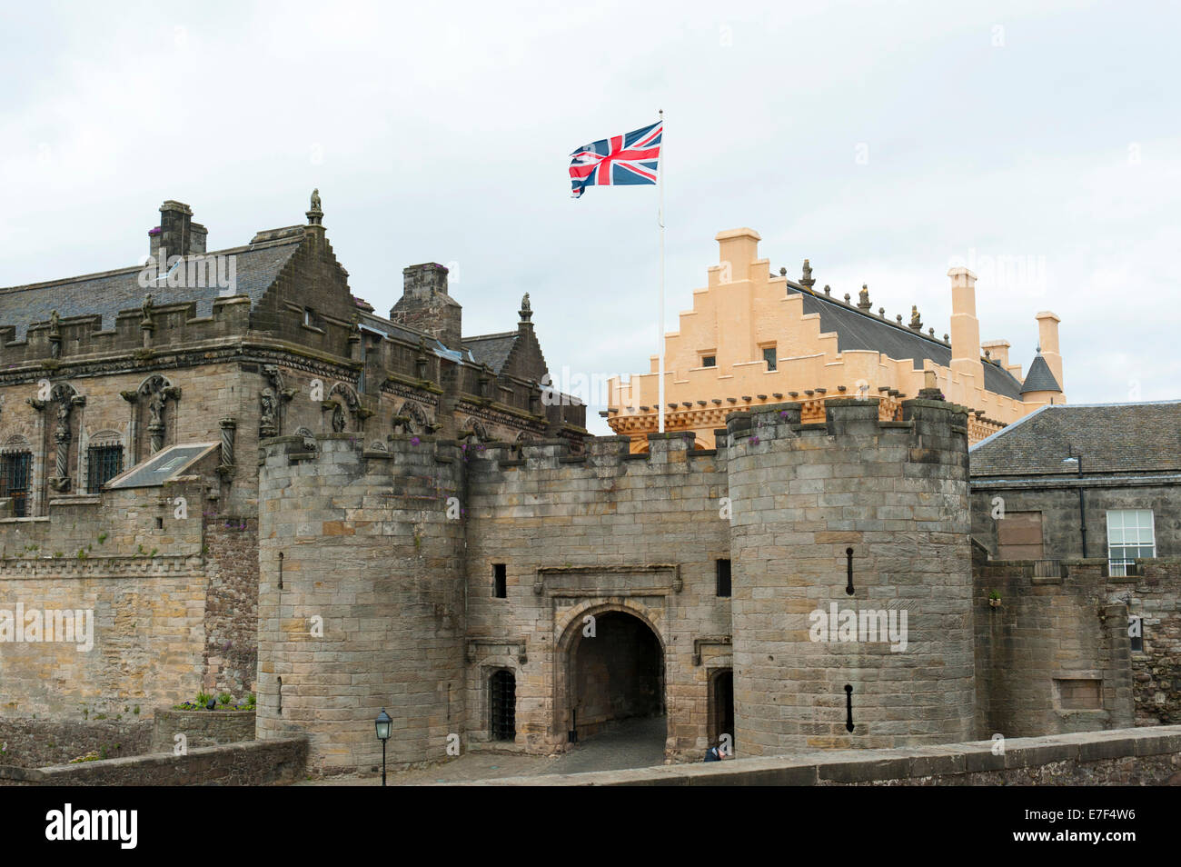 Il Castello di Stirling, Grande Hall e il cancello di ingresso con la Union Jack Flag, Stirling, Scozia, Regno Unito Foto Stock