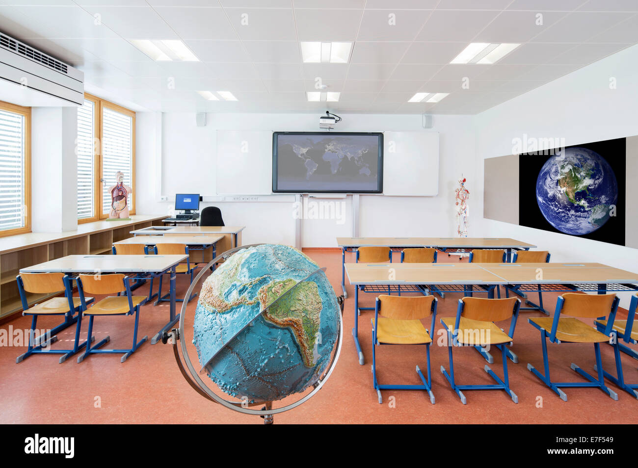 Globo in aula di una scuola media, Reith im Alpbachtal, Tirolo, Austria Foto Stock